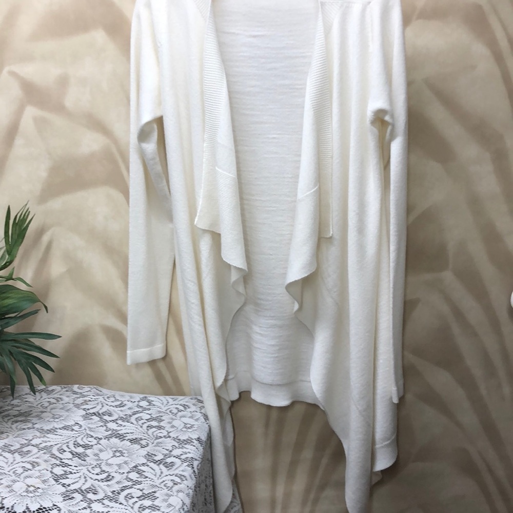 East‎ 5th med tall sweater